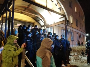 Demonstracja pod policją na Grendierów