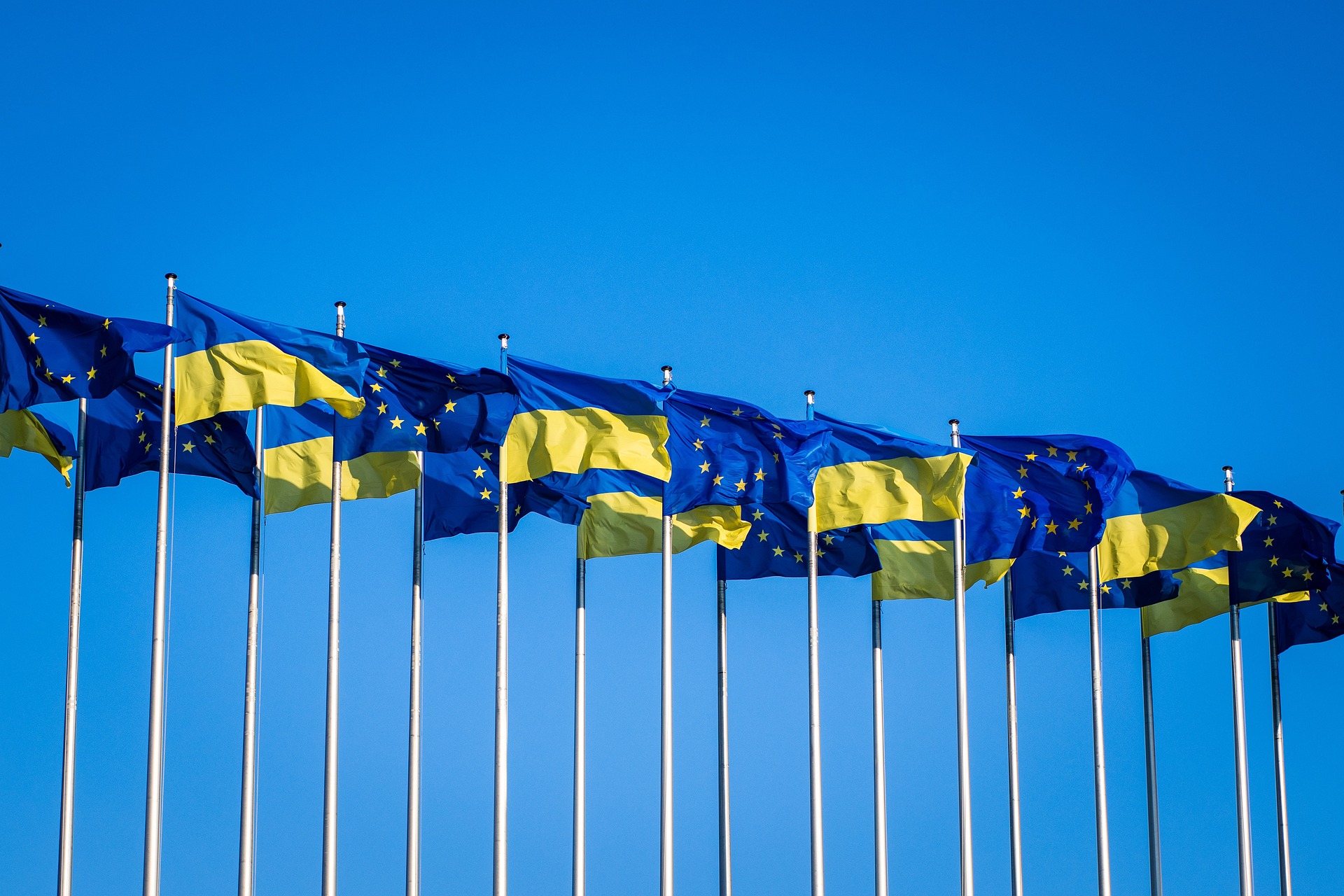 flagi Ukrainy i UE maszty