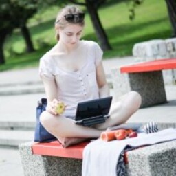 laptop dziewczyna ławka owoce