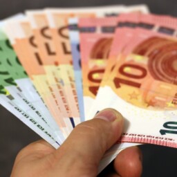 euro ręka daje