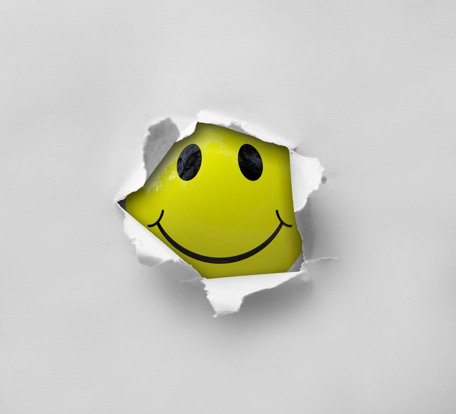 szary papier dziura emotikon uśmiechnięty
