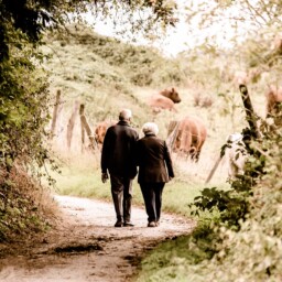 starsi ludzie para spacer wieś