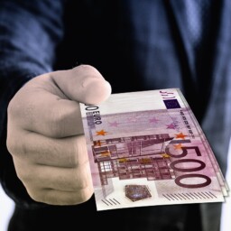 euro prezent ręka