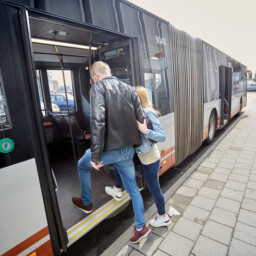 autobus wsiadające osoby