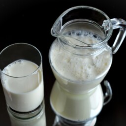 mleko dzbanek szklanka