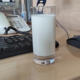 mleko na biurku szklanka