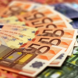 banknoty euro stos