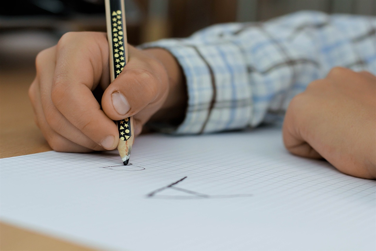 nauka pisania kartka ręka ołówek