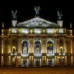 Teatr Wielki Lwów nocą