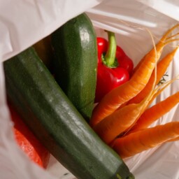torba z zakupami warzywa