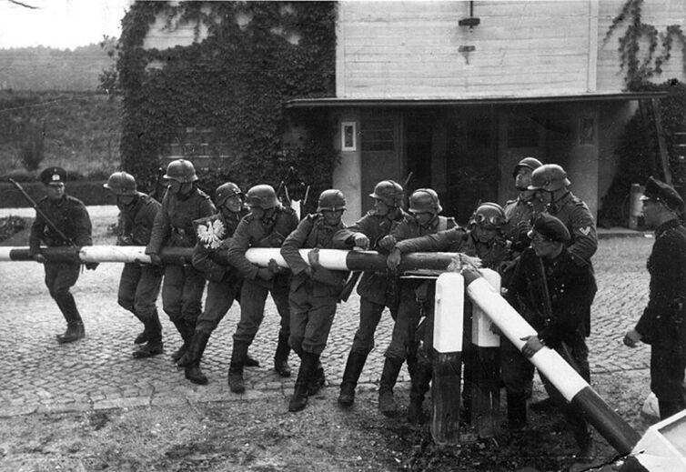 Danzig_Police_at_Polish_Border_(1939-09-01)