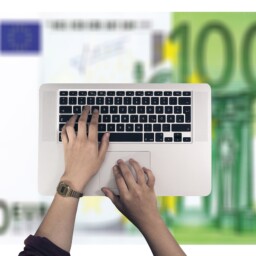 euro laptop ręce na klawiaturze