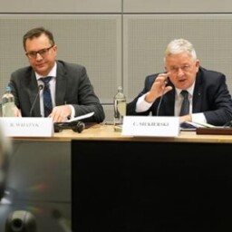 Minister Czesław Siekierski podczas rozmowy z komisarzem UE ds. handlu Valdisem Dombrovskisem (fot. gov.pl/MRiRW)