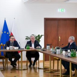 Minister Czesław Siekierski rozmawia z wykładowcami i studentami Politechniki Warszawskiej