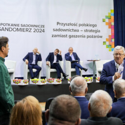 Minister Czesław Siekierski odpowiada na pytania z sali (fot. MRiRW)
