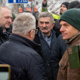 Minister Czesław Siekierski podczas rozmowy z protestującymi rolnikami