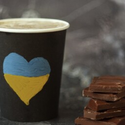 kawa z kubkiem z flagą Ukrainy