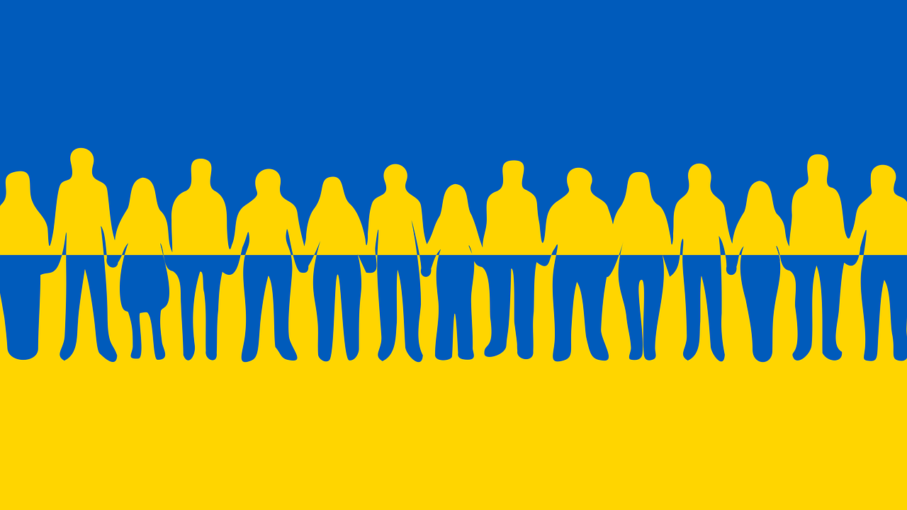 flaga Ukrainy z wpisanymi sylwetkami ludźmi